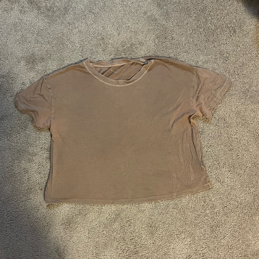 brown old navy tee shirt